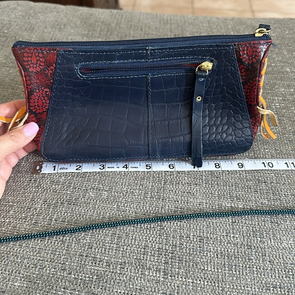 EUC Holii Clutch purchased in India perfect size wristlet - Picture 2 of 6